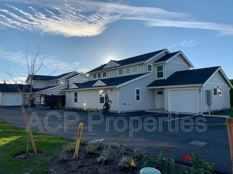 2046 Aaron Dr in Lynden, WA - Building Photo