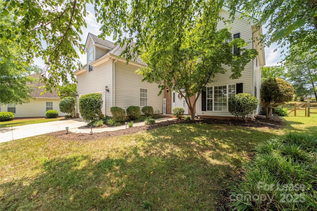 137 Chandeleur Dr in Mooresville, NC - Building Photo