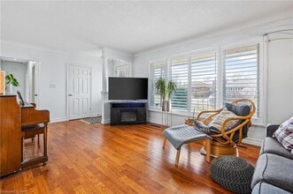 90 Rochelle Dr in St Catharines, ON - Building Photo - Building Photo