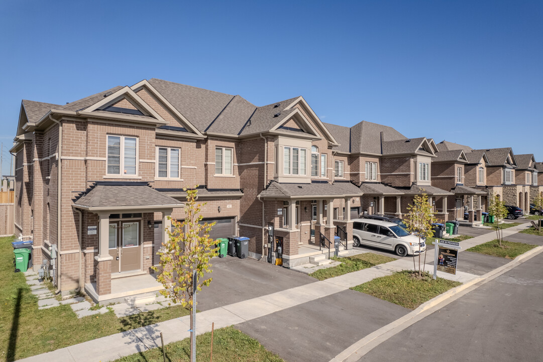 35 Adventura Rd in Brampton, ON - Building Photo