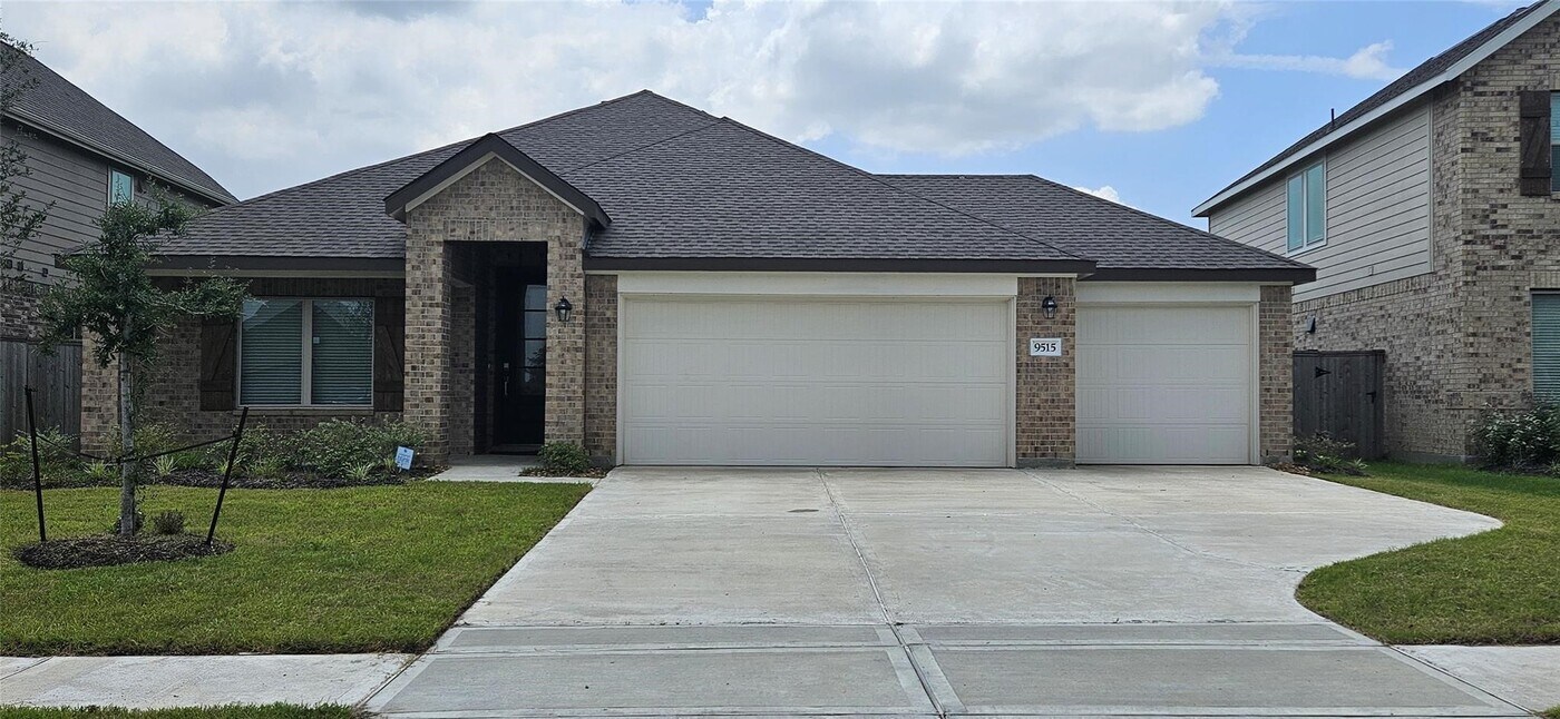 9515 Meghan Heigts Dr in Baytown, TX - Building Photo