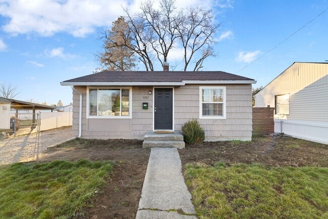 property at 5707 N Lindeke St