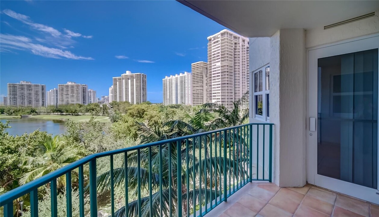 20000 E Country Club Dr, Unit 512 in Aventura, FL - Building Photo