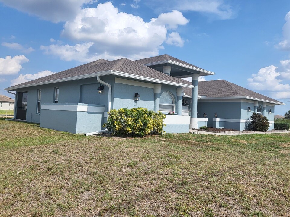 1709 NW 36th Pl in Cape Coral, FL - Building Photo