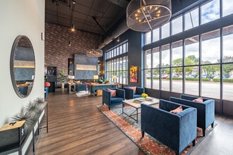 HQ Residences in Mount Prospect, IL - Foto de edificio - Interior Photo