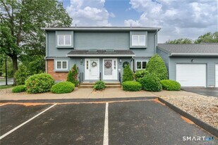 410 Sandstone Dr in South Windsor, CT - Building Photo