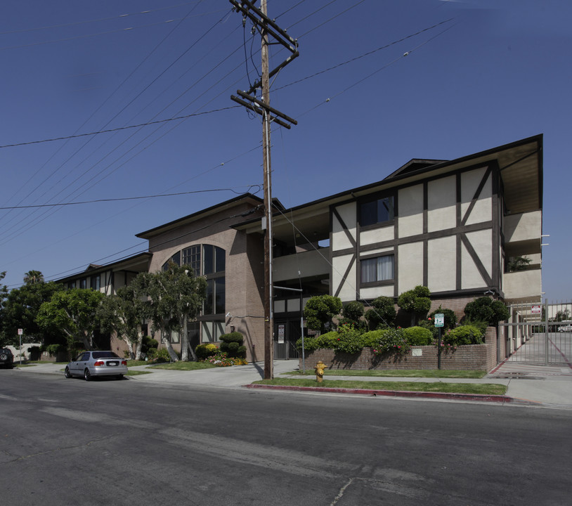 Sunland Manor Apartments in Sun Valley, CA - Building Photo