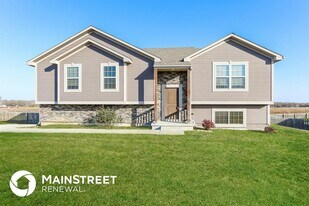 108 Golfview Dr in Pleasant Hill, MO - Building Photo