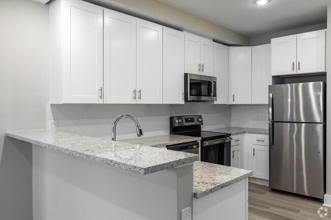960 Violet Ave in Hyde Park, NY - Building Photo - Building Photo