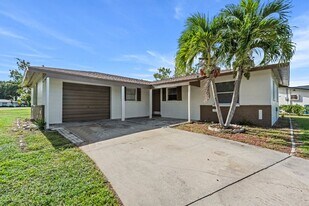 8949 Chatham St in Ft. Myers, FL - Building Photo