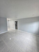 111 Cascade Ln, Unit 2 in Palm Beach Shores, FL - Foto de edificio - Building Photo