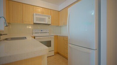 9-319 Michael Power Pl in Toronto, ON - Building Photo - Building Photo