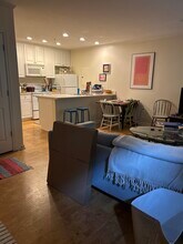 222 7th St NE, Unit B in Washington, DC - Foto de edificio - Building Photo