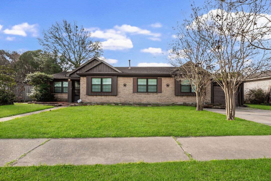 9223 Tooley Dr in Houston, TX - Building Photo