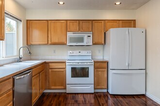 6621 N Columbia Way in Portland, OR - Building Photo - Building Photo