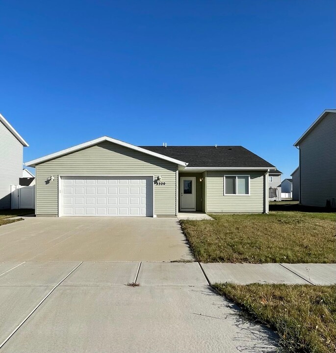 3300 15th St NW in Minot, ND - Foto de edificio