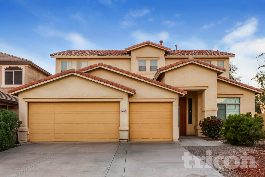 6808 S 57th Ave in Phoenix, AZ - Foto de edificio