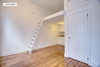304 W 30th St in New York, NY - Building Photo - Building Photo