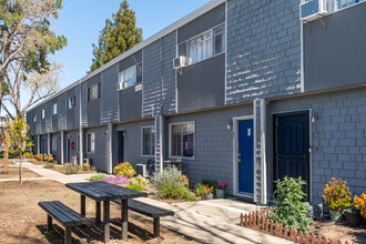 Pine Terrace Apartments in Concord, CA - Building Photo - Building Photo