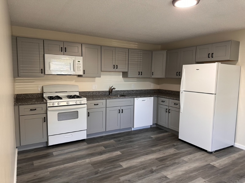 177 West St in Hatfield, MA - Building Photo