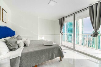 1 SE 12th St-Unit -FL29-ID1022208P in Miami, FL - Foto de edificio - Building Photo