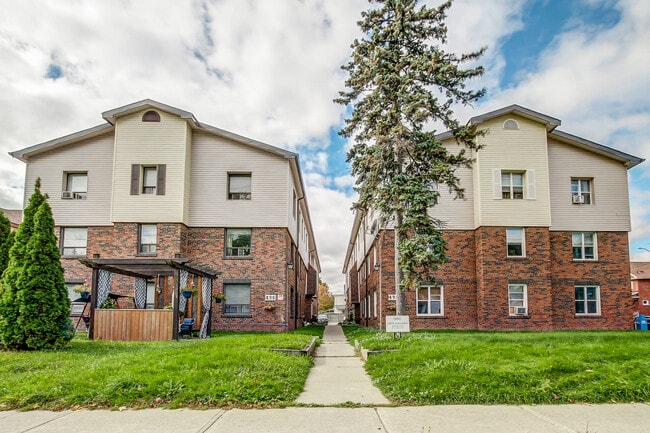 496/498 Simcoe St. N.