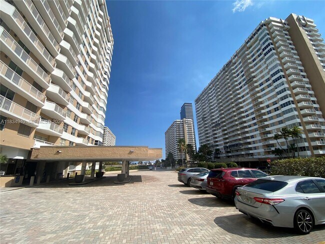 1965 S Ocean Dr in Hallandale Beach, FL - Foto de edificio - Building Photo