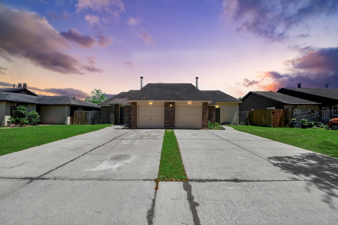 16425 Monte Carlo Ln in Houston, TX - Building Photo