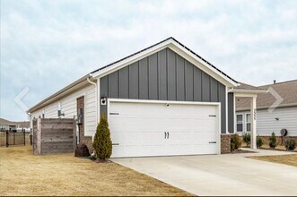 7355 Lang Ave in White House, TN - Foto de edificio - Building Photo