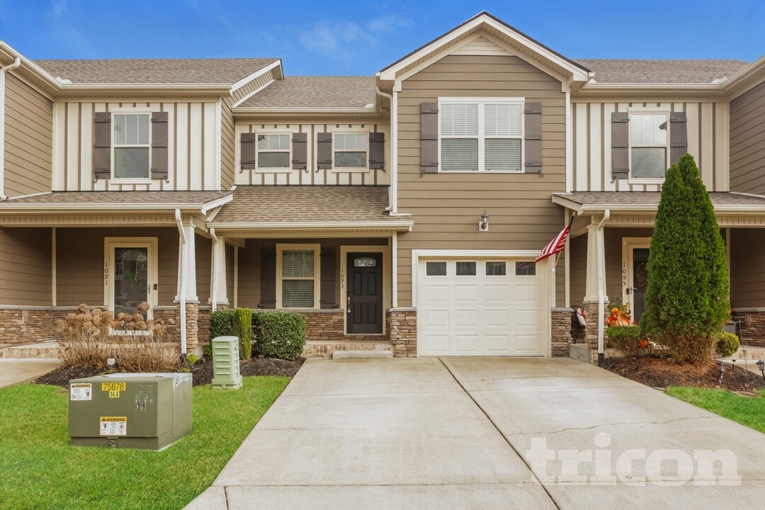 1093 Neeleys Bend E in Spring Hill, TN - Foto de edificio