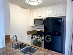 7320 Hawthorn Ave in Los Angeles, CA - Building Photo - Building Photo