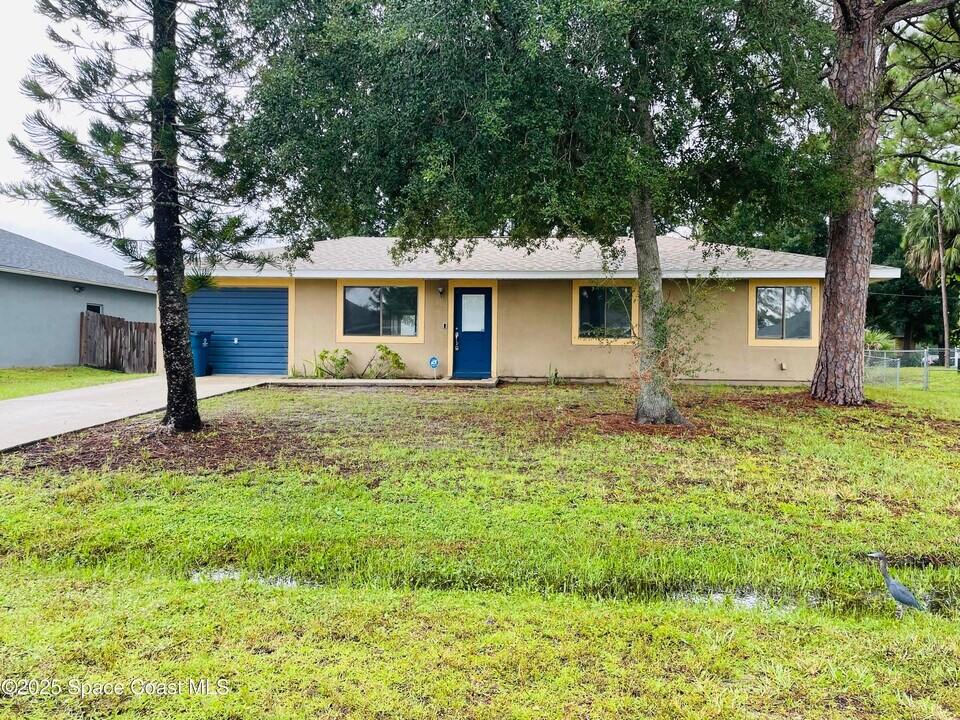 241 Medea Ave NW in Palm Bay, FL - Building Photo
