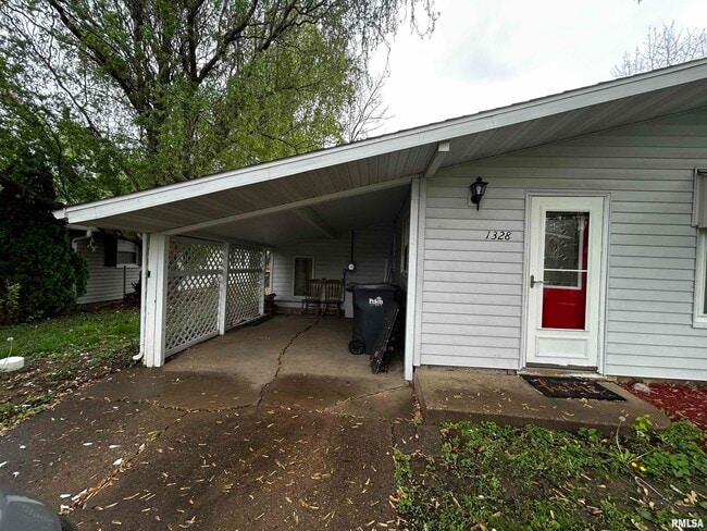 1328 Hilltop Dr in Pekin, IL - Building Photo - Building Photo
