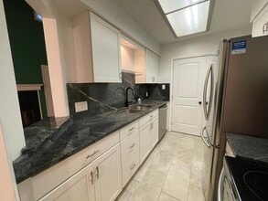 930 E Primrose St, Unit B2 in Springfield, MO - Foto de edificio - Building Photo