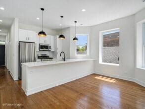 1633 N Francisco Ave, Unit 2 in Chicago, IL - Building Photo - Building Photo