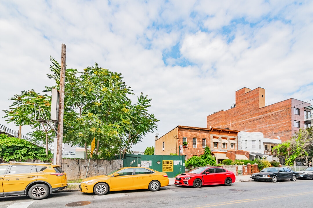 3103 37th Ave in Long Island City, NY - Building Photo