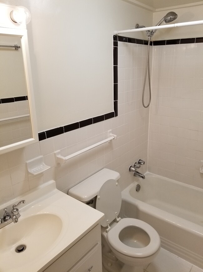 1931 N Cleveland St, Unit 408 in Arlington, VA - Foto de edificio - Building Photo