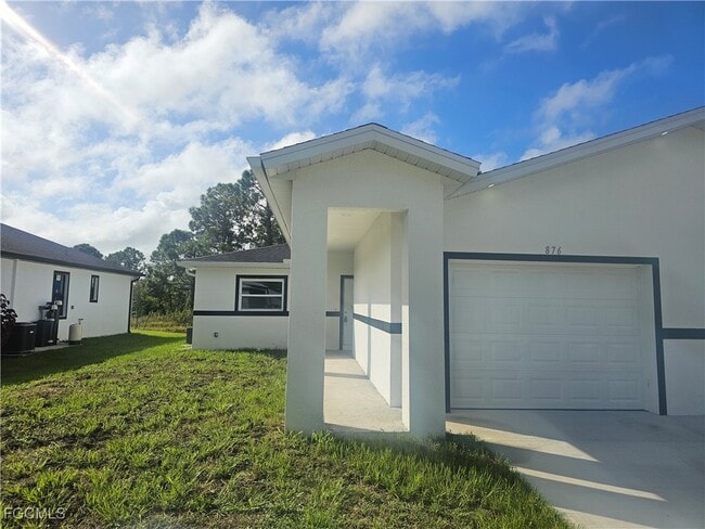 876 Apartment St in Lehigh Acres, FL - Building Photo - Building Photo