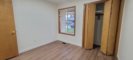 1421 NE Hoffman Dr in McMinnville, OR - Building Photo - Building Photo