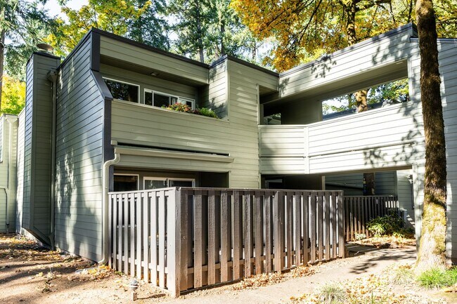 15938 Quarry Rd in Lake Oswego, OR - Building Photo - Building Photo