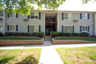 31 Steeplechase Ct, Unit 31 Steeplechase Court in Somerset, NJ - Building Photo