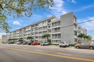 329 SE 3rd St in Hallandale Beach, FL - Building Photo - Building Photo