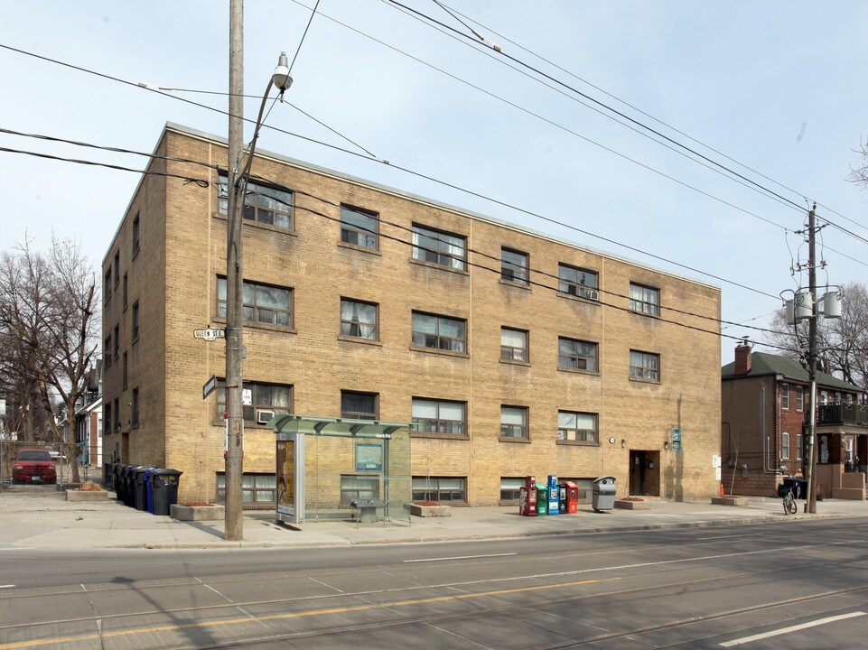 1550 Queen St E in Toronto, ON - Building Photo