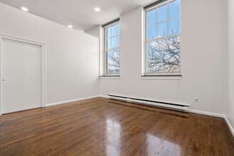 350 W 4th St, Unit 207 in Boston, MA - Building Photo - Building Photo