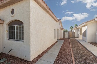 8057 Broken Spur Ln in Las Vegas, NV - Building Photo - Building Photo