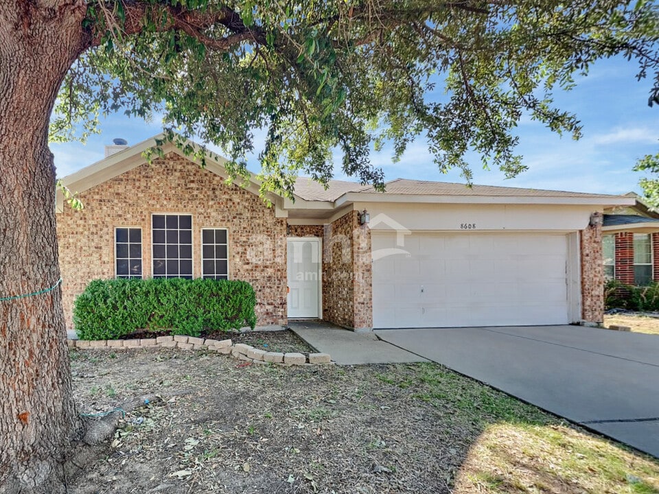 8608 Rainy Lake Dr in Fort Worth, TX - Building Photo