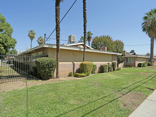 4431 E Sierra Madre Ave in Fresno, CA - Foto de edificio - Building Photo