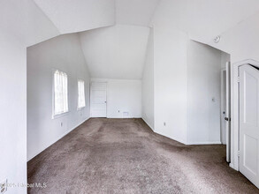588 N Broadway in Saratoga Springs, NY - Foto de edificio - Building Photo