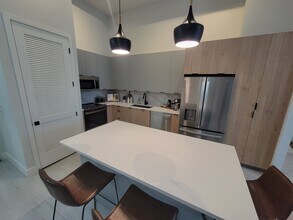 3352 NW 84th Ave, Unit B1 in Doral, FL - Foto de edificio - Building Photo