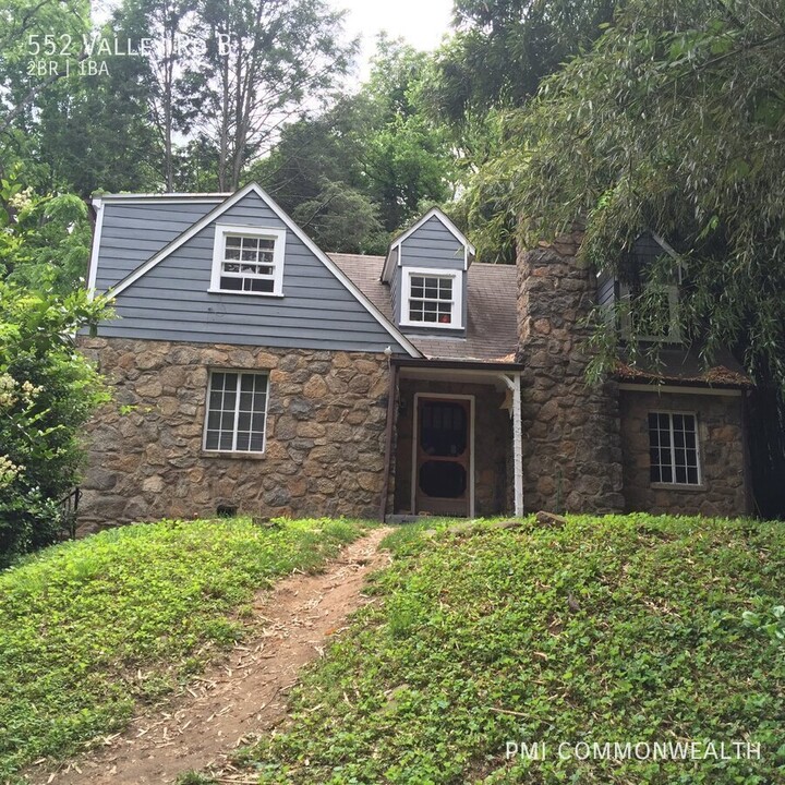 552 Valley Rd in Charlottesville, VA - Building Photo